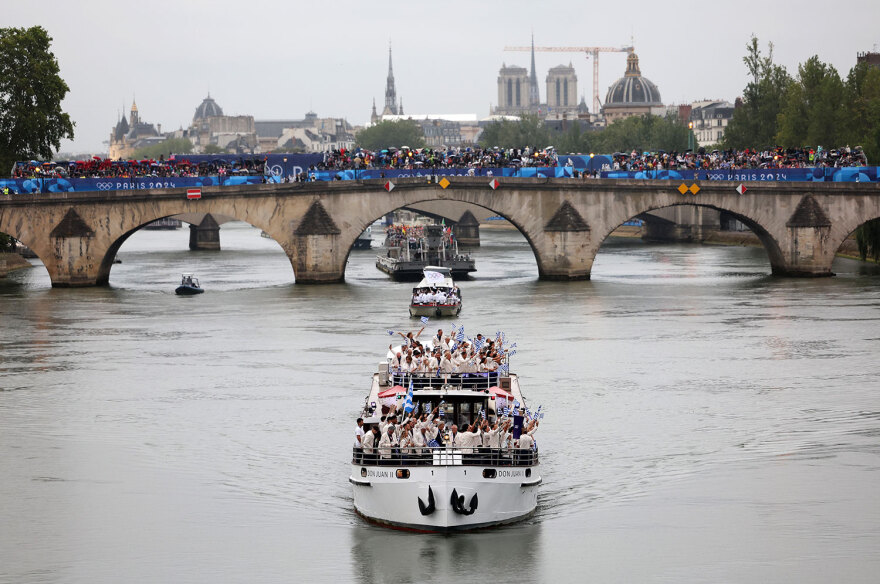 Ολυμπιακοί Αγώνες 2024: Η είσοδος της ελληνικής αποστολής με το πρώτο πλοιάριο - Δείτε βίντεο