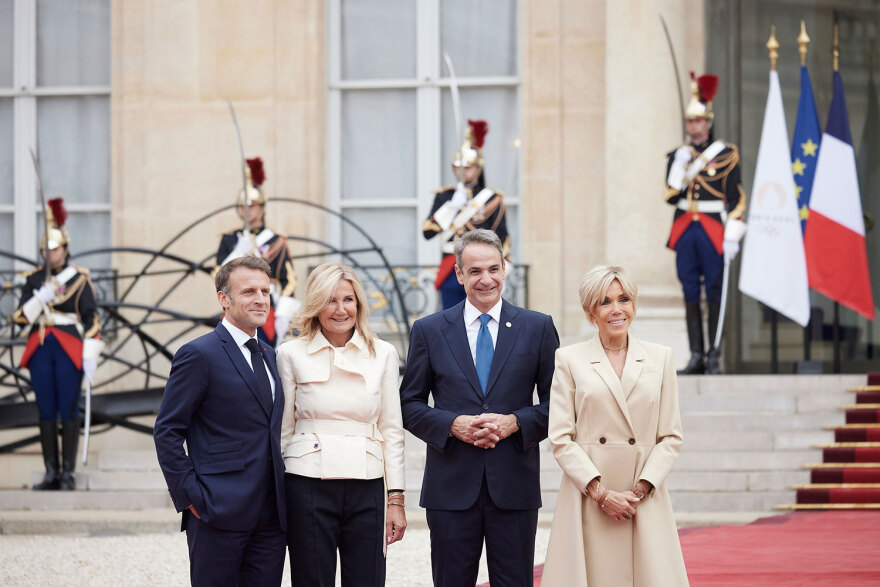 Στο Μέγαρο των Ηλυσίων το ζεύγος Μητσοτάκη - Η υποδοχή από τον Μακρόν (βίντεο)