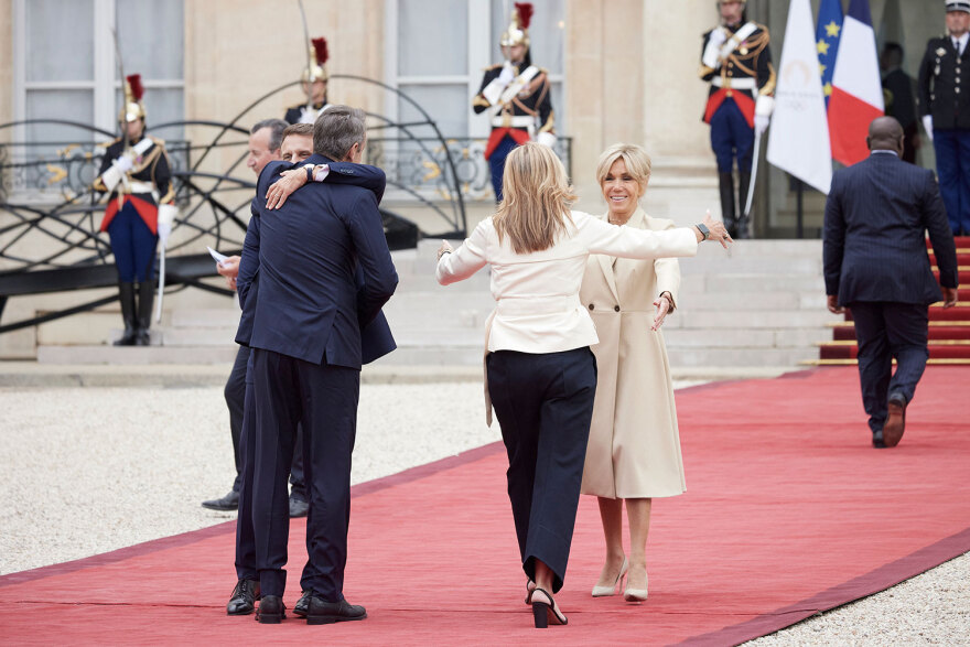 Στο Μέγαρο των Ηλυσίων το ζεύγος Μητσοτάκη - Η υποδοχή από τον Μακρόν (βίντεο)