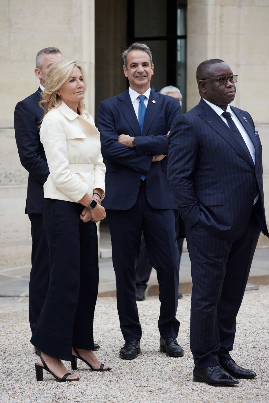 Στο Μέγαρο των Ηλυσίων το ζεύγος Μητσοτάκη - Η υποδοχή από τον Μακρόν (βίντεο)