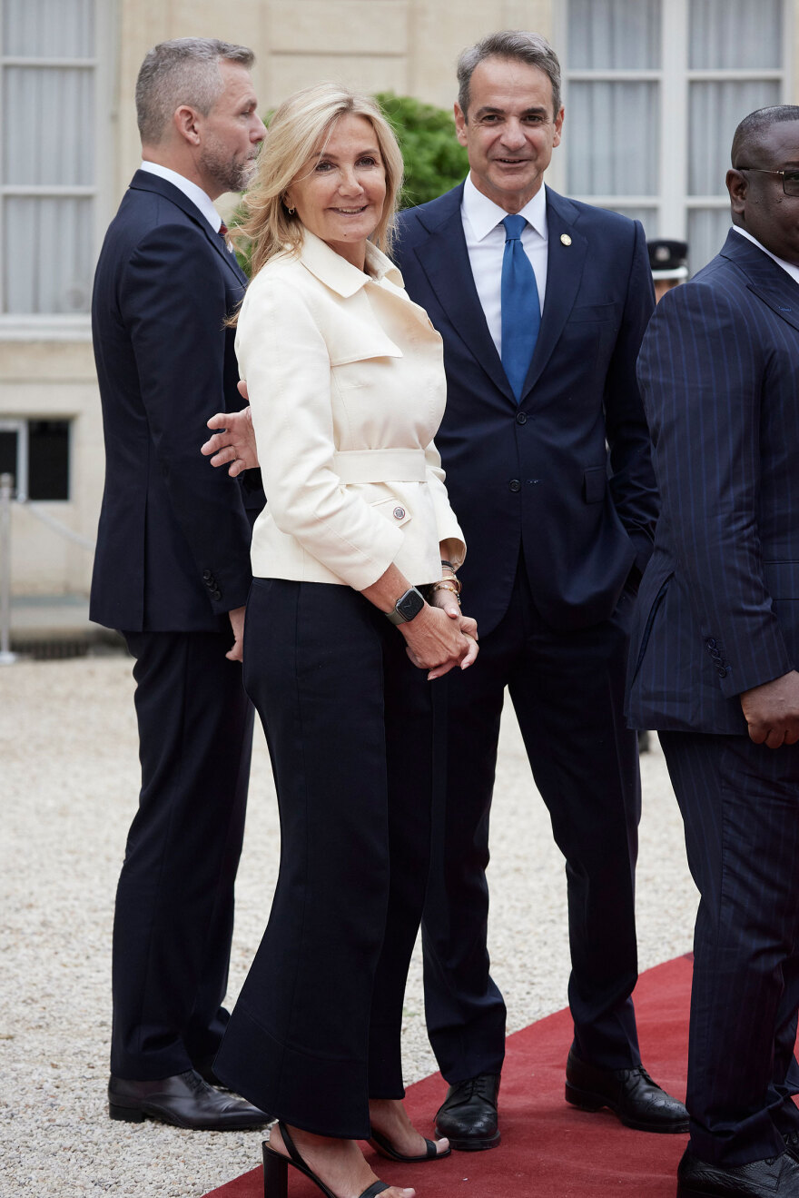 Στο Μέγαρο των Ηλυσίων το ζεύγος Μητσοτάκη - Η υποδοχή από τον Μακρόν (βίντεο)