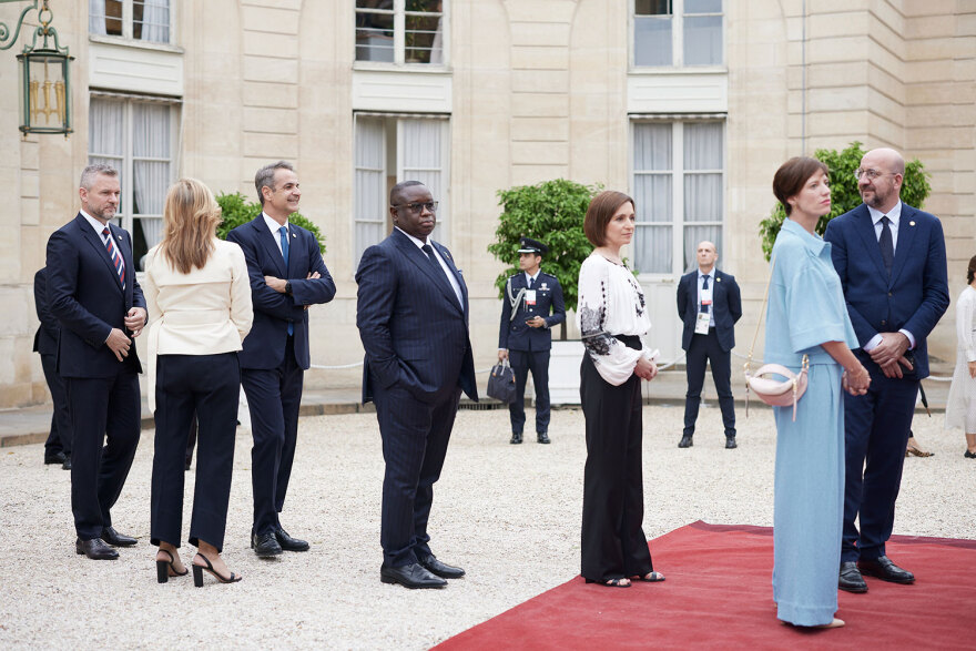 Στο Μέγαρο των Ηλυσίων το ζεύγος Μητσοτάκη - Η υποδοχή από τον Μακρόν (βίντεο)