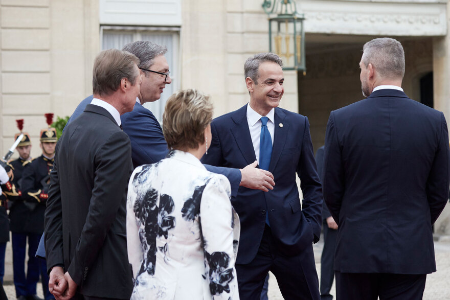 Στο Μέγαρο των Ηλυσίων το ζεύγος Μητσοτάκη - Η υποδοχή από τον Μακρόν (βίντεο)