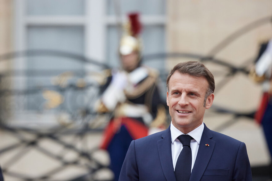 Στο Μέγαρο των Ηλυσίων το ζεύγος Μητσοτάκη - Η υποδοχή από τον Μακρόν (βίντεο)