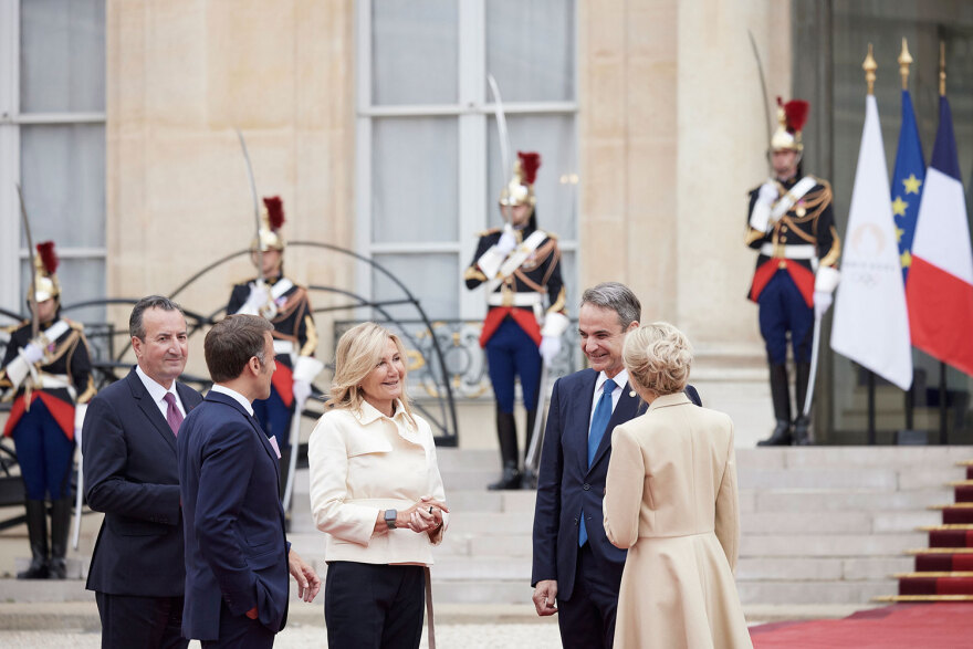 Στο Μέγαρο των Ηλυσίων το ζεύγος Μητσοτάκη - Η υποδοχή από τον Μακρόν (βίντεο)