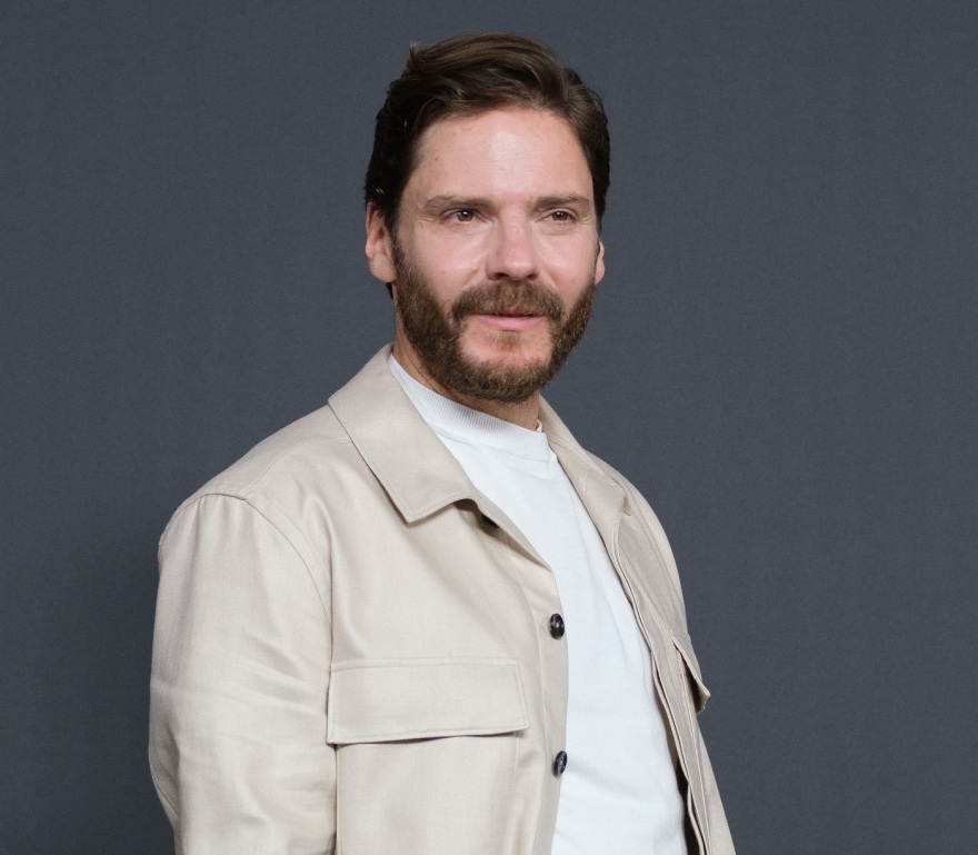 Ο Ντάνιελ Μπρουλ αποδεικνύεται ένας από τους πιο ευέλικτους ηθοποιούς της γενιάς του