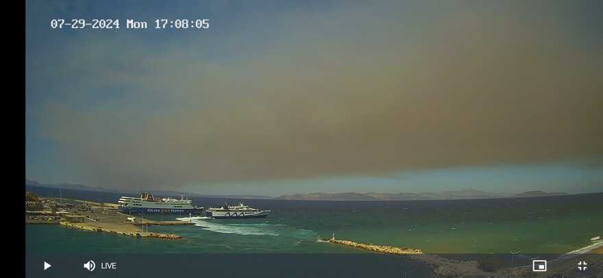 Εύβοια: Ανεξέλεγκτη φωτιά, εκκενώθηκαν οικισμοί - Τραυματίστηκε πυροσβέστης (βίντεο και φωτογραφίες)