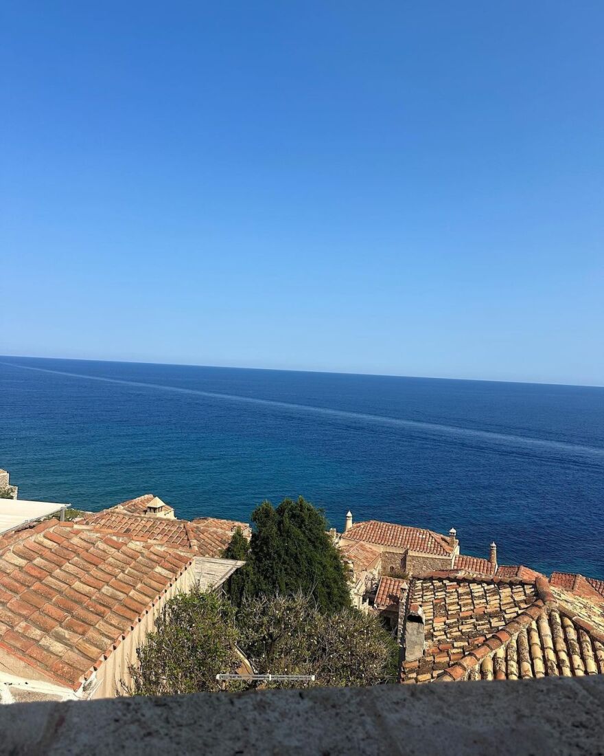 Κάιλι Τζένερ: Στη Μονεμβασιά με τη Στέισι Καρανικολάου