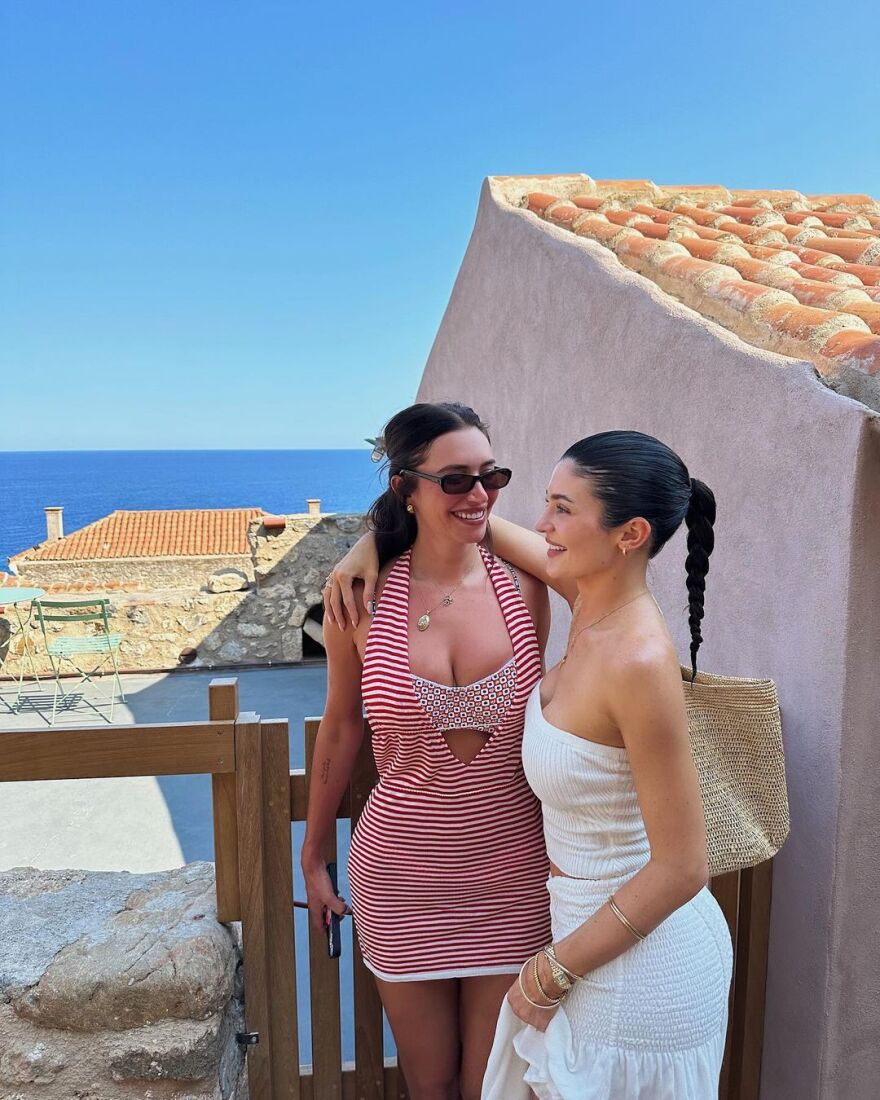 Κάιλι Τζένερ: Στη Μονεμβασιά με τη Στέισι Καρανικολάου