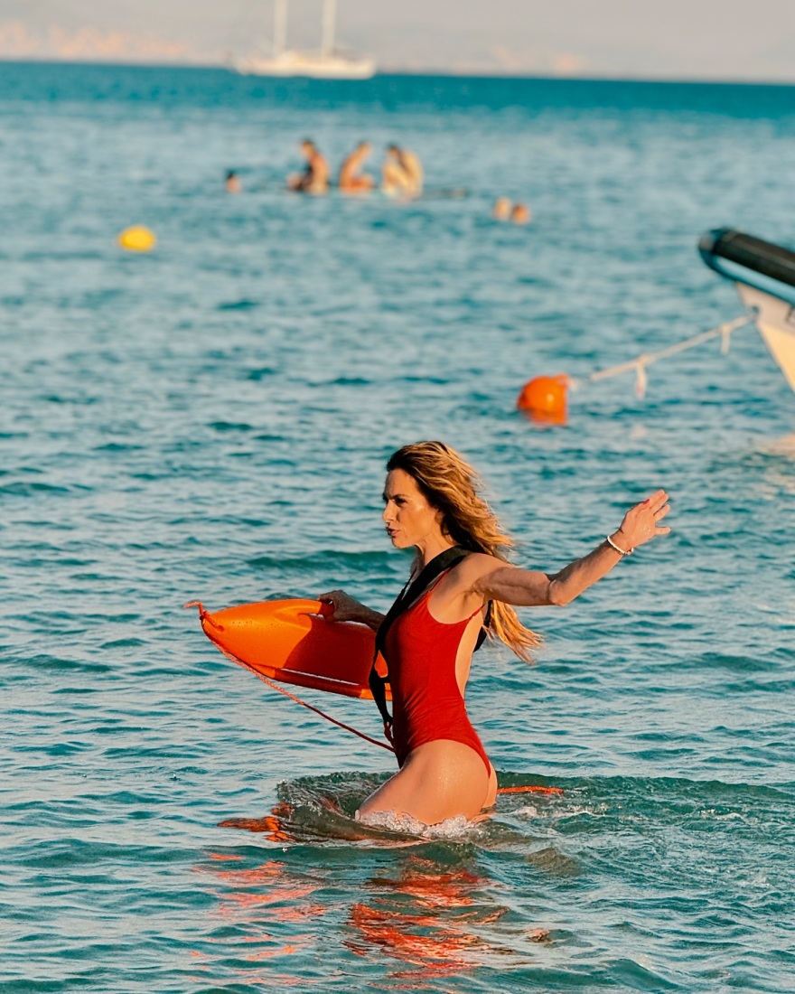 Ντορέττα Παπαδημητρίου: Βουτάει στη θάλασσα αλά... Πάμελα Άντερσον