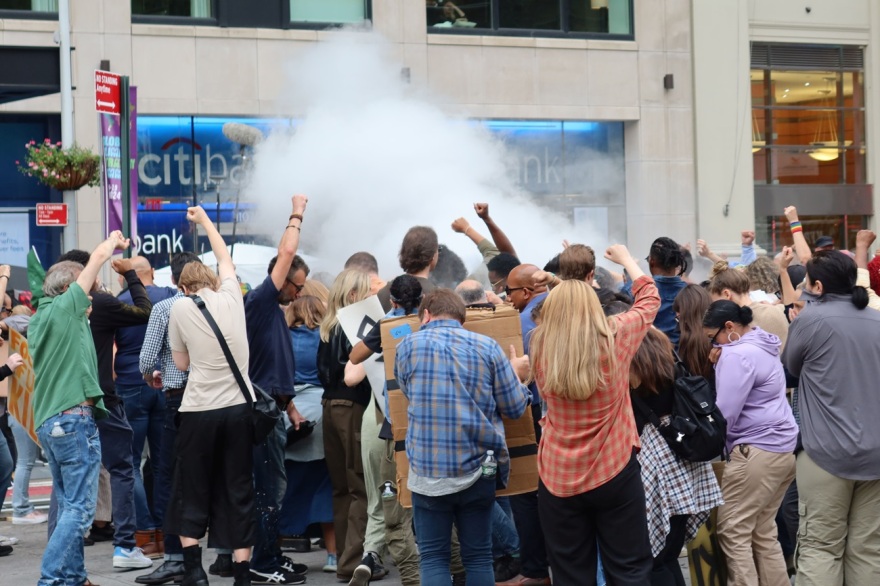 Τζένιφερ Άνιστον: Η απαιτητική σκηνή στη σειρά The Morning Show - Τα δακρυγόνα και η μαύρη μπογιά