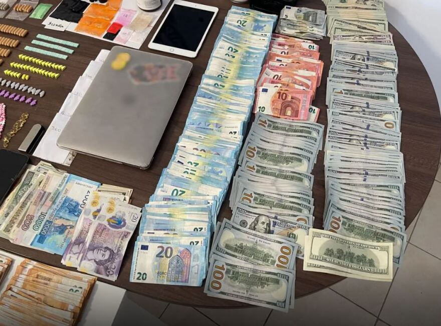 Μύκονος: Η εντυπωσιακή DJ που φέρεται να «έσπρωχνε» μαζί με Πολωνούς ναρκωτικά στο νησί - Το menu και οι τιμές