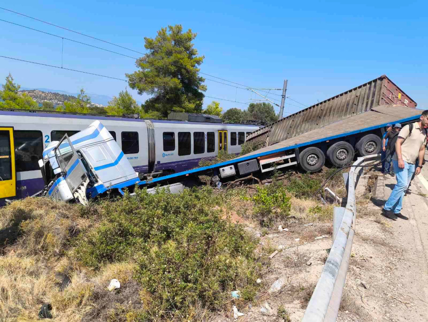 Τρεις ελαφρά τραυματίες από τη σύγκρουση φορτηγού με τρένο με 130 επιβάτες στην Αυλίδα - Δείτε φωτογραφίες