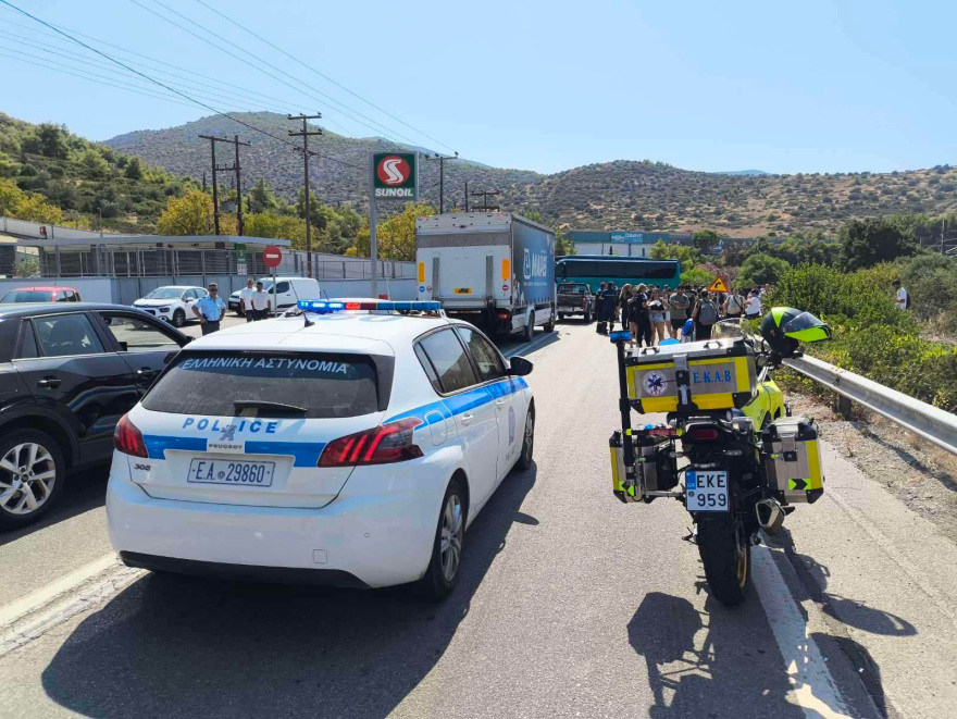 Τρεις ελαφρά τραυματίες από τη σύγκρουση φορτηγού με τρένο με 130 επιβάτες στην Αυλίδα - Δείτε φωτογραφίες