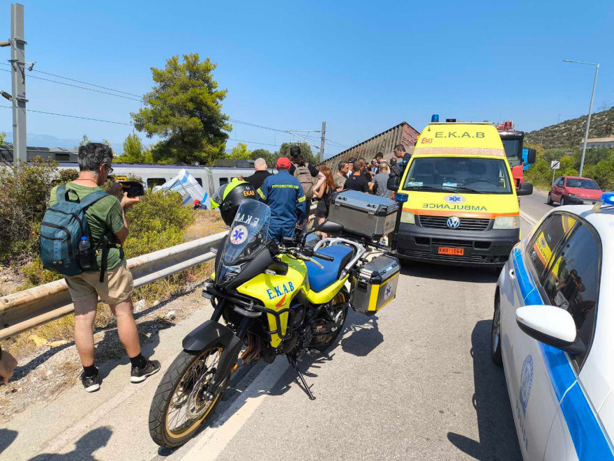 Τρεις ελαφρά τραυματίες από τη σύγκρουση φορτηγού με τρένο με 130 επιβάτες στην Αυλίδα - Δείτε φωτογραφίες