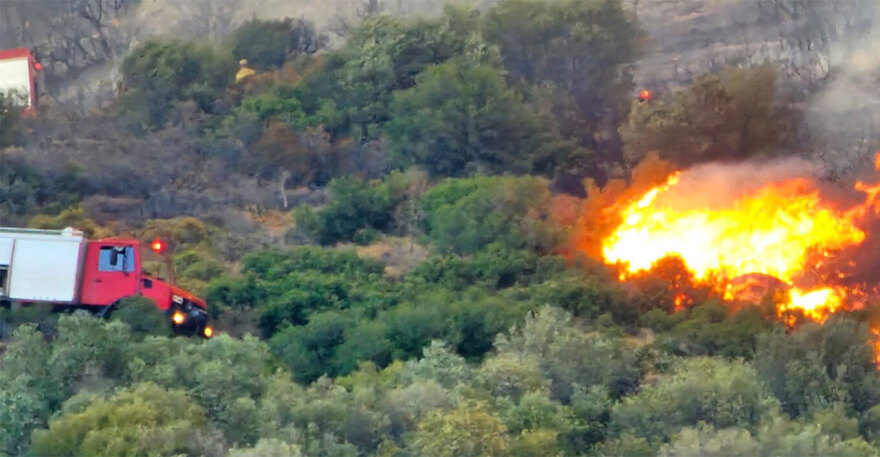 Βελτιώνεται η εικόνα στη φωτιά στην Εύβοια - Εκκενώθηκαν δύο οικισμοί, αναζωπυρώσεις λόγω ανέμων στις Πετριές