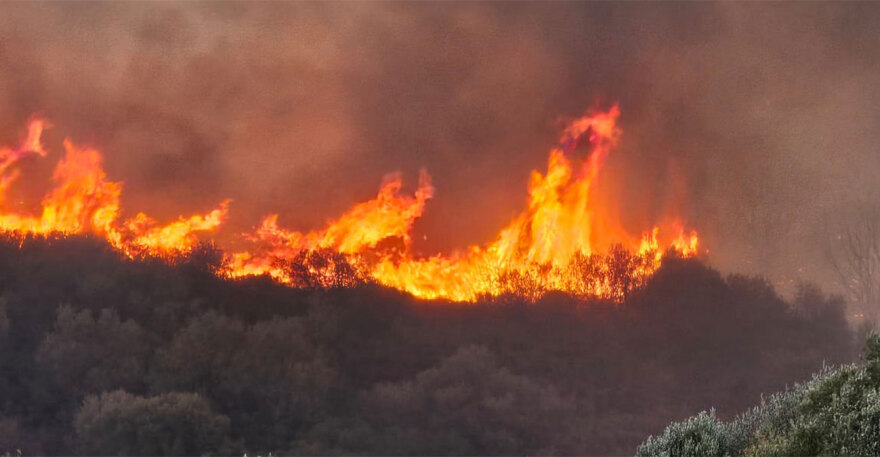 Βελτιώνεται η εικόνα στη φωτιά στην Εύβοια - Εκκενώθηκαν δύο οικισμοί, αναζωπυρώσεις λόγω ανέμων στις Πετριές