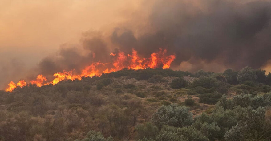 Βελτιώνεται η εικόνα στη φωτιά στην Εύβοια - Εκκενώθηκαν δύο οικισμοί, αναζωπυρώσεις λόγω ανέμων στις Πετριές