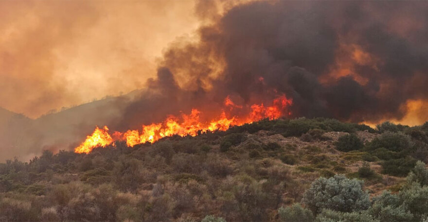 Βελτιώνεται η εικόνα στη φωτιά στην Εύβοια - Εκκενώθηκαν δύο οικισμοί, αναζωπυρώσεις λόγω ανέμων στις Πετριές
