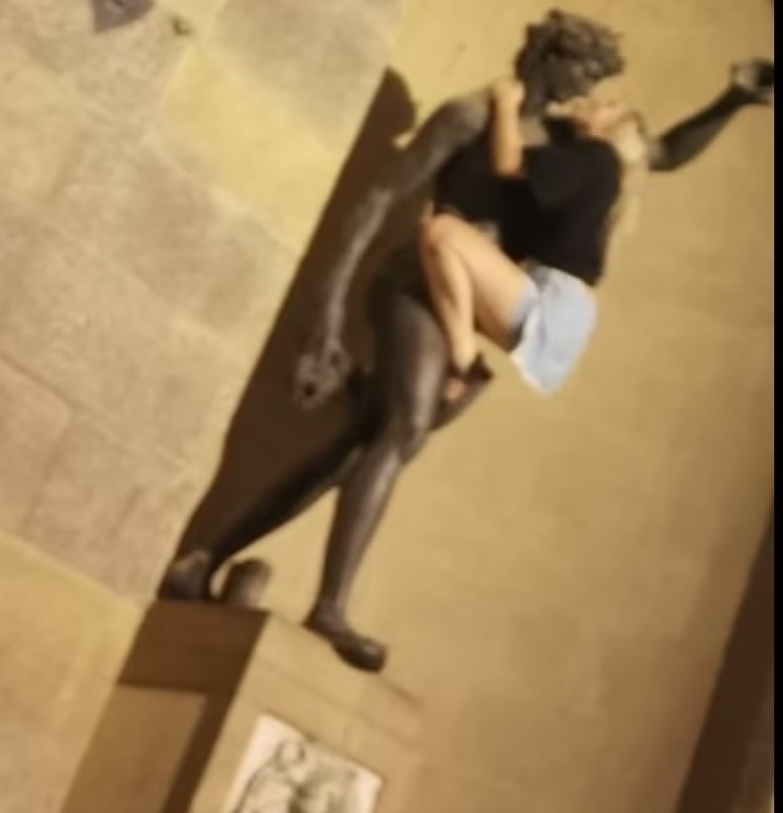 Ιταλία: Τουρίστρια βούτηξε τόπλες σε σιντριβάνι της Φλωρεντίας - Δείτε βίντεο