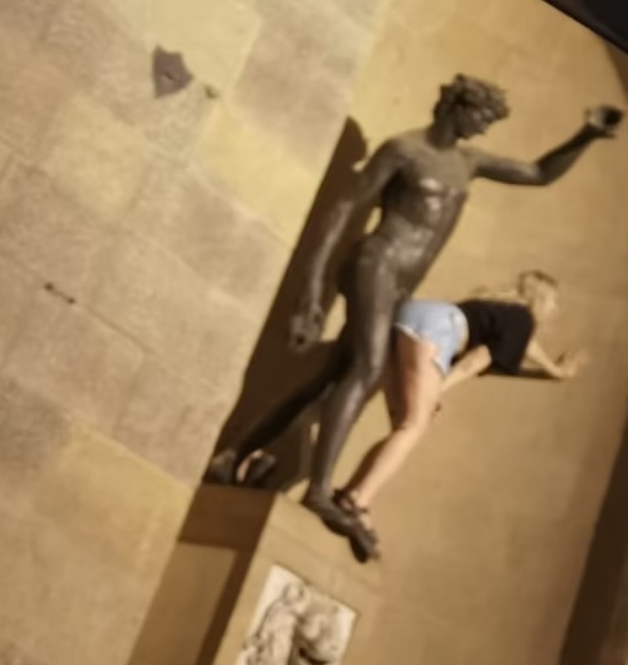 Ιταλία: Τουρίστρια βούτηξε τόπλες σε σιντριβάνι της Φλωρεντίας - Δείτε βίντεο