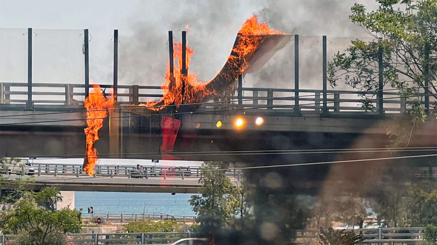Φωτιά σε μηχανή στην έξοδο του Κηφισού στο Φάληρο - Έλιωσε το προστατευτικό plexiglass του δρόμου