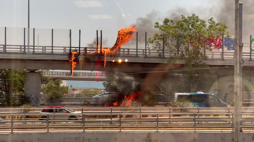 Φωτιά σε μηχανή στην έξοδο του Κηφισού στο Φάληρο - Έλιωσε το προστατευτικό plexiglass του δρόμου
