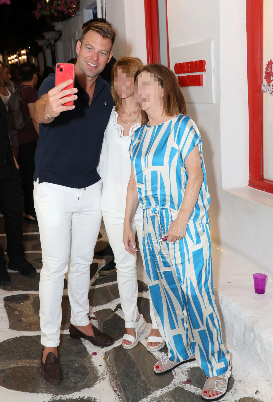 Στη Μύκονο ο Στέφανος Κασσελάκης με τον Τάιλερ Μακμπέθ - Έκαναν βόλτα στα Ματογιάννια