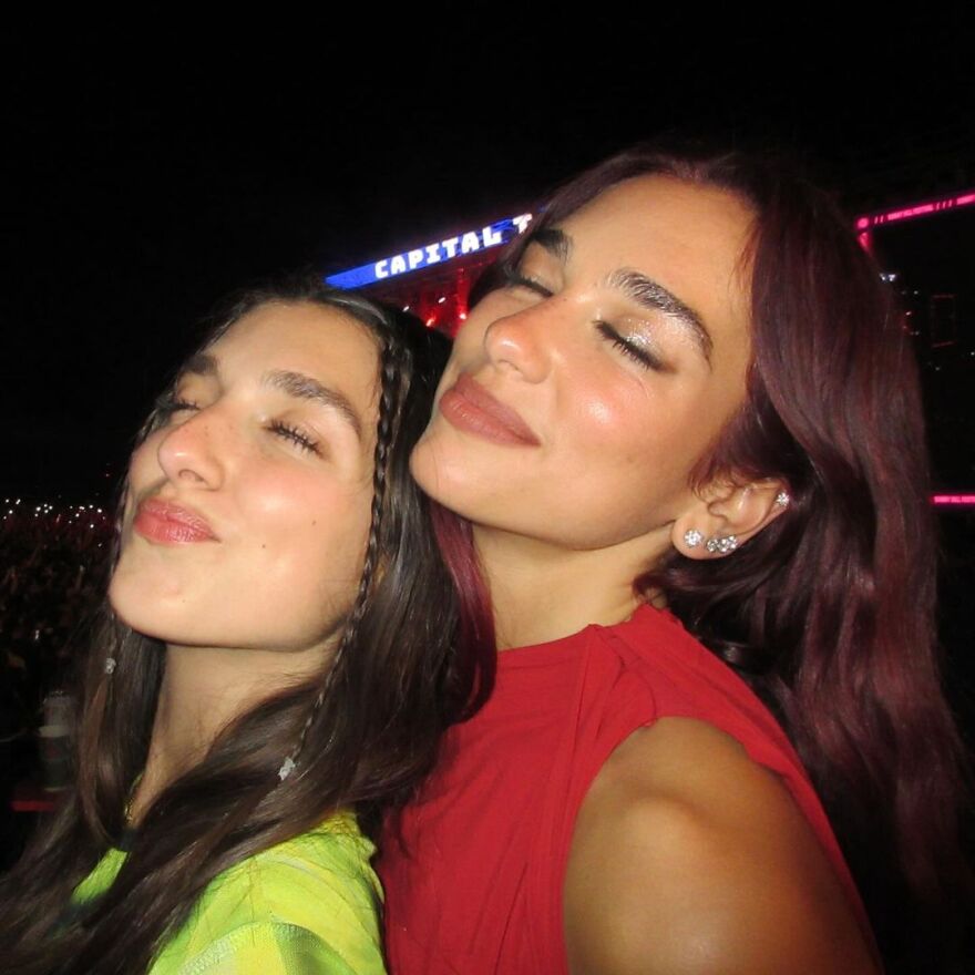 Ντούα Λίπα: Πόζαρε με τον Κάλουμ Τέρνερ στο μουσικό φεστιβάλ Sunny Hill 