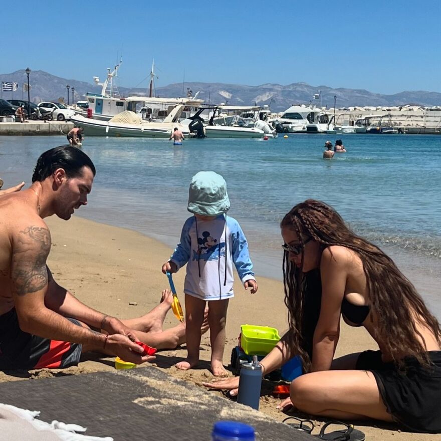 Ελένη Φουρέιρα: Παίζει στην παραλία με τον Αλμπέρτο Μποτία και τον γιο τους