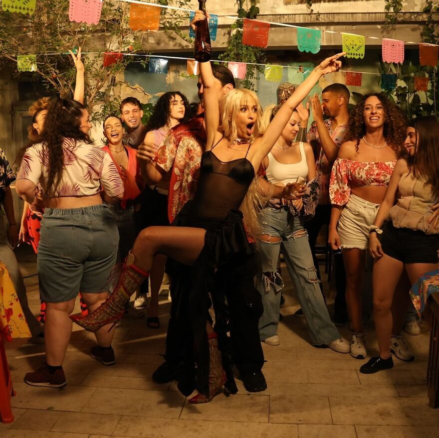 Ελένη Φουρέιρα: Παίζει στην παραλία με τον Αλμπέρτο Μποτία και τον γιο τους