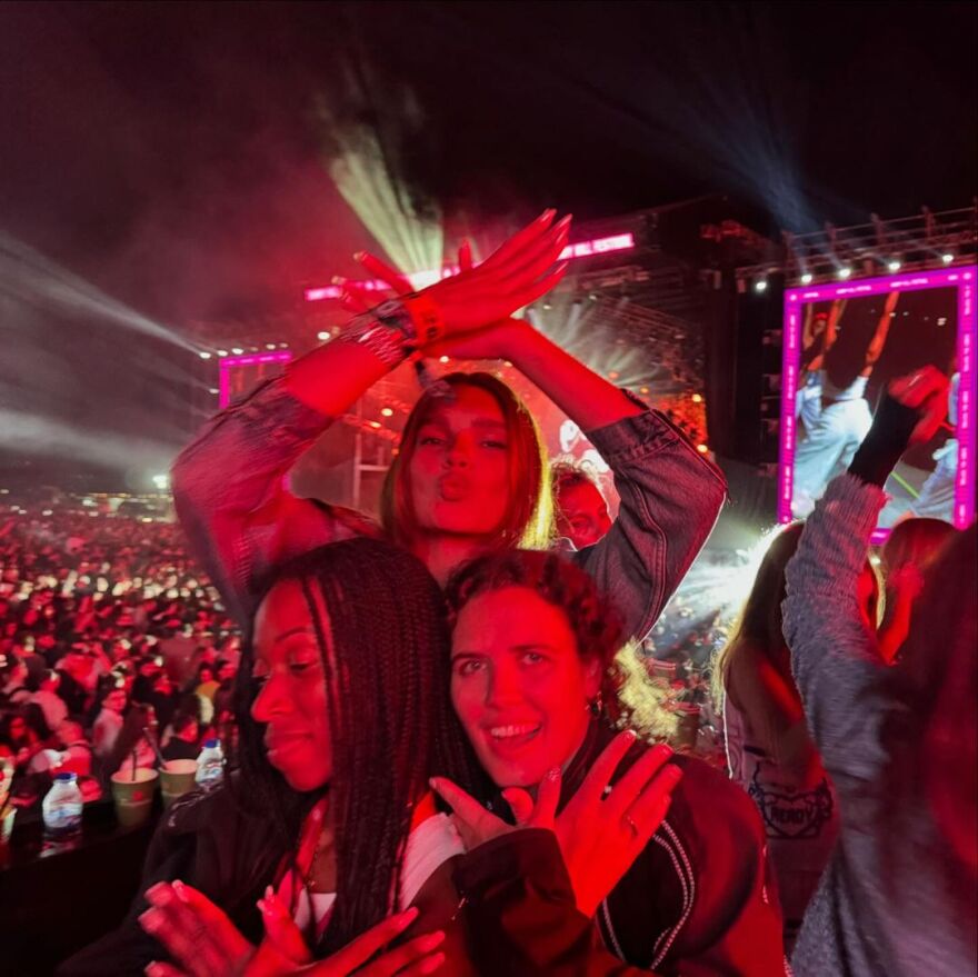 Ντούα Λίπα: Πόζαρε με τον Κάλουμ Τέρνερ στο μουσικό φεστιβάλ Sunny Hill 