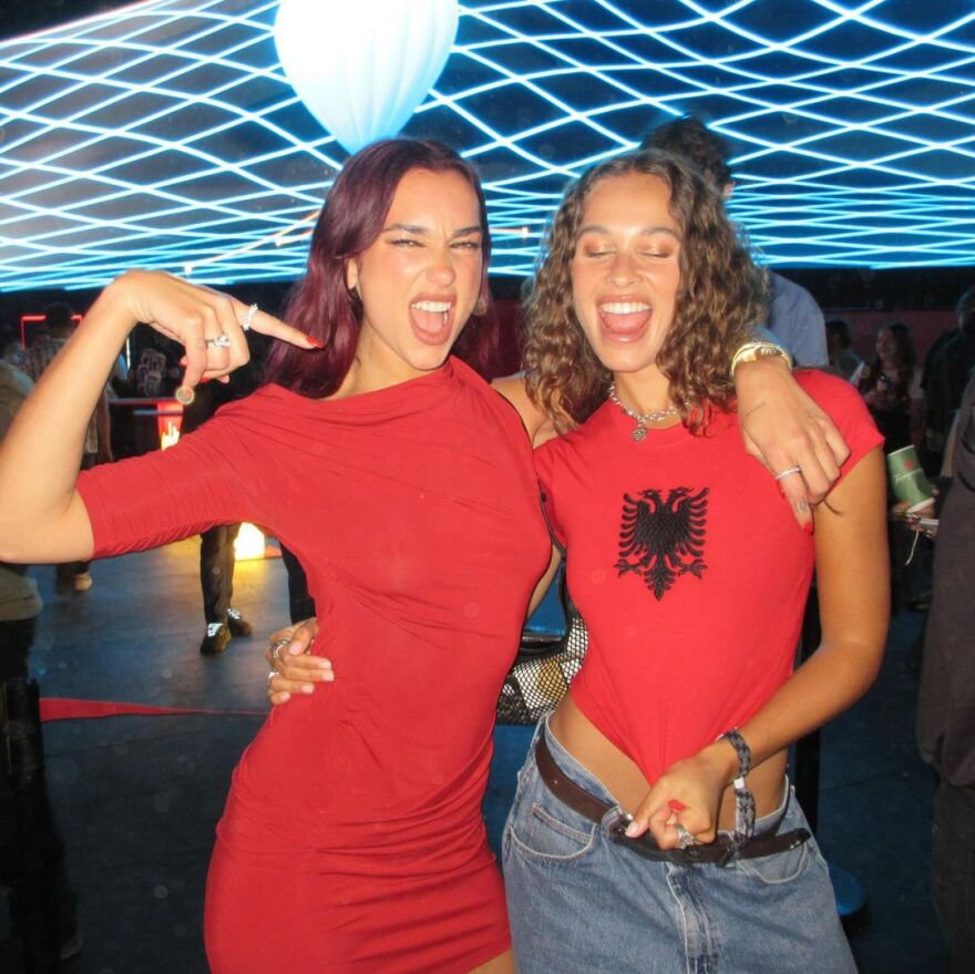 Ντούα Λίπα: Πόζαρε με τον Κάλουμ Τέρνερ στο μουσικό φεστιβάλ Sunny Hill 