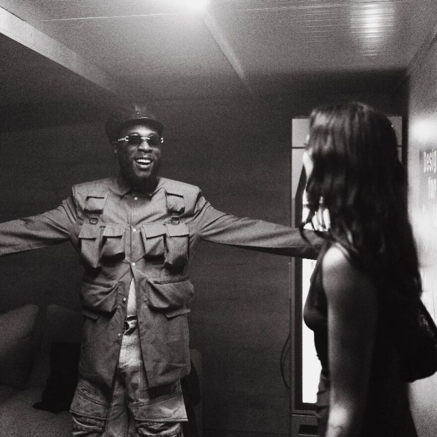 Ντούα Λίπα: Πόζαρε με τον Κάλουμ Τέρνερ στο μουσικό φεστιβάλ Sunny Hill 