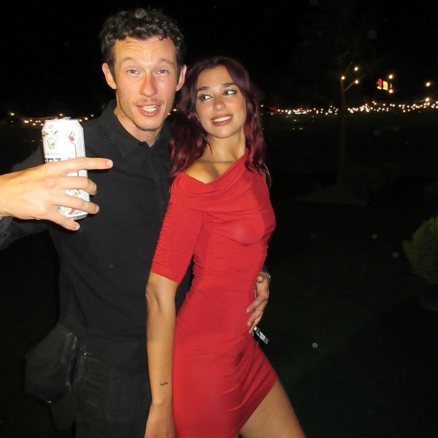 Ντούα Λίπα: Πόζαρε με τον Κάλουμ Τέρνερ στο μουσικό φεστιβάλ Sunny Hill 