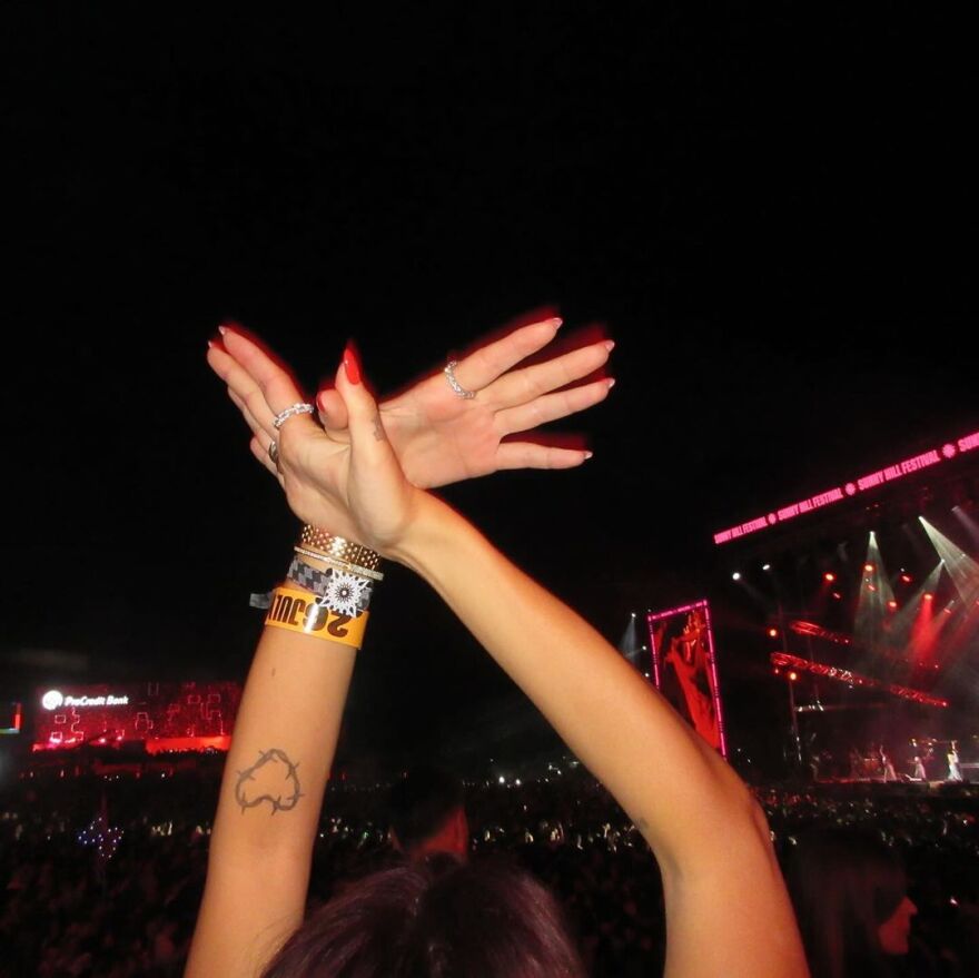 Ντούα Λίπα: Πόζαρε με τον Κάλουμ Τέρνερ στο μουσικό φεστιβάλ Sunny Hill 