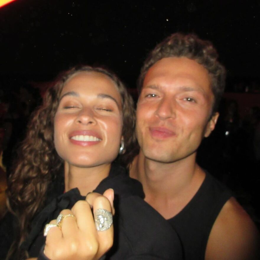 Ντούα Λίπα: Πόζαρε με τον Κάλουμ Τέρνερ στο μουσικό φεστιβάλ Sunny Hill 