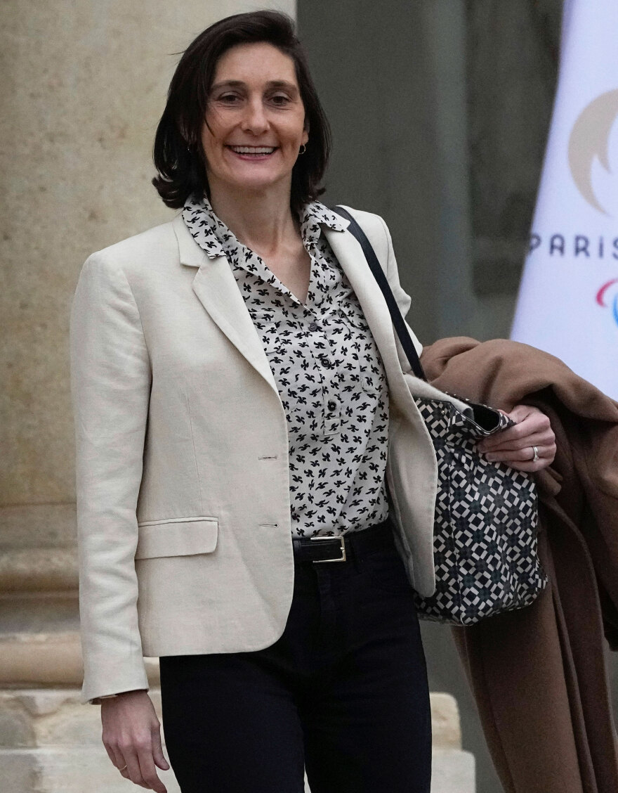 Αμελί Ουντεά Καστερά: Ποια είναι η Γαλλίδα υπουργός Αθλητισμού που έδωσε το «ανάρμοστο» φιλί στον Μακρόν 