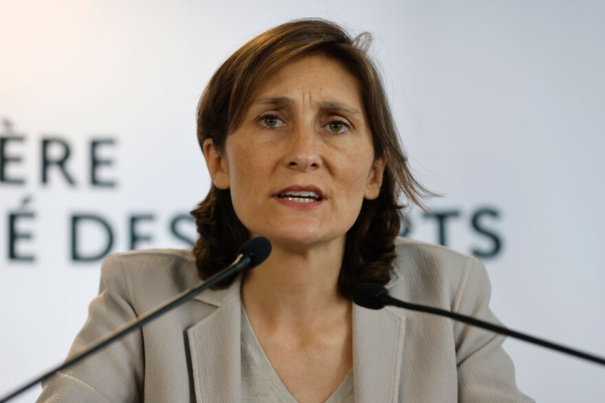 Αμελί Ουντεά Καστερά: Ποια είναι η Γαλλίδα υπουργός Αθλητισμού που έδωσε το «ανάρμοστο» φιλί στον Μακρόν 