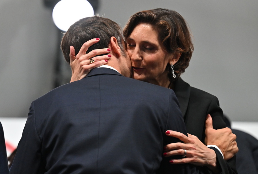 Μακρόν: Αντιδράσεις για τη σφιχτή αγκαλιά και το φιλί του με τη Γαλλίδα υπουργό Αθλητισμού - «Είναι ανάρμοστο»