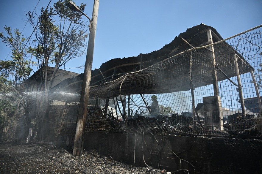 Έσβησε η φωτιά σε αποθήκη στο Αιγάλεω - Έκανε ρίψη και ελικόπτερο