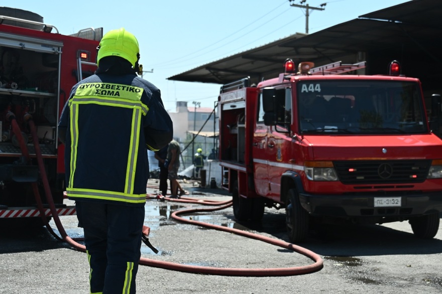 Έσβησε η φωτιά σε αποθήκη στο Αιγάλεω - Έκανε ρίψη και ελικόπτερο