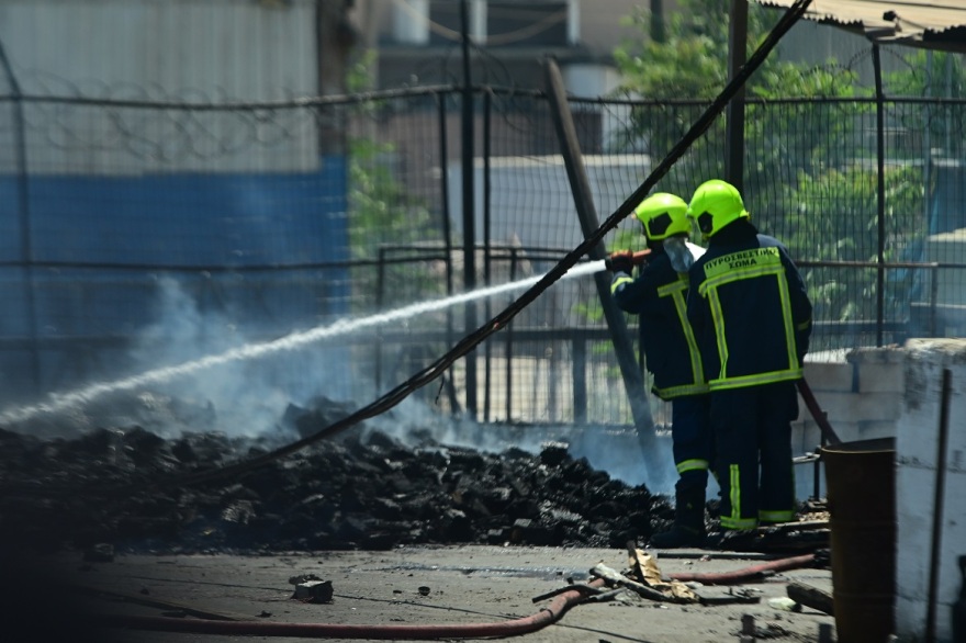 Έσβησε η φωτιά σε αποθήκη στο Αιγάλεω - Έκανε ρίψη και ελικόπτερο