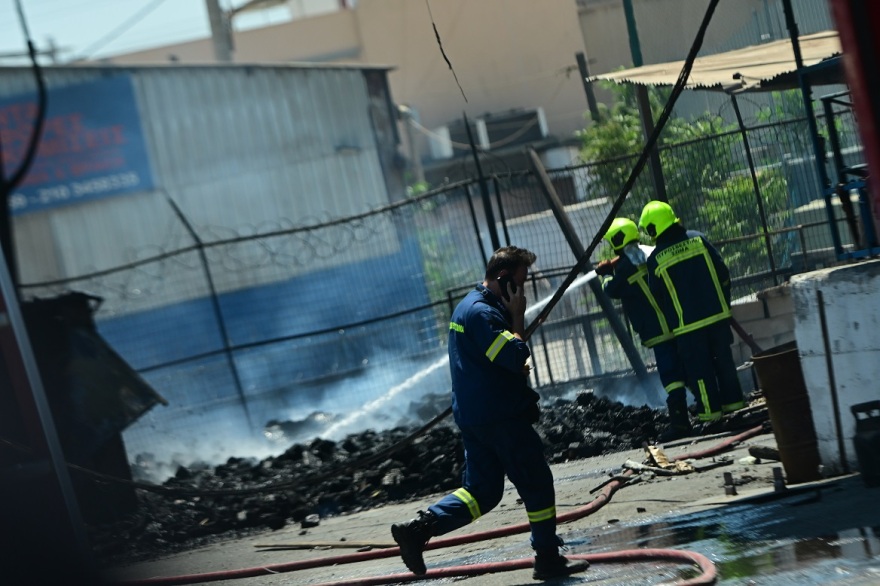Έσβησε η φωτιά σε αποθήκη στο Αιγάλεω - Έκανε ρίψη και ελικόπτερο