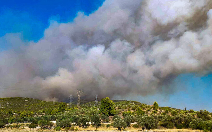 Ολονύχτια μάχη με τις φλόγες σε Εύβοια και Ρέθυμνο - Δείτε βίντεο και φωτογραφίες