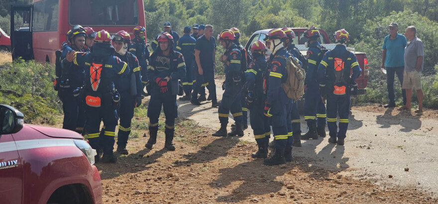 Ολονύχτια μάχη με τις φλόγες σε Εύβοια και Ρέθυμνο - Δείτε βίντεο και φωτογραφίες