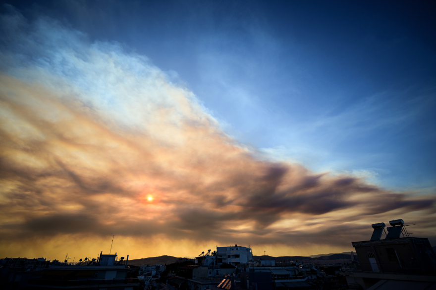 Ολονύχτια μάχη με τις φλόγες σε Εύβοια και Ρέθυμνο - Δείτε βίντεο και φωτογραφίες