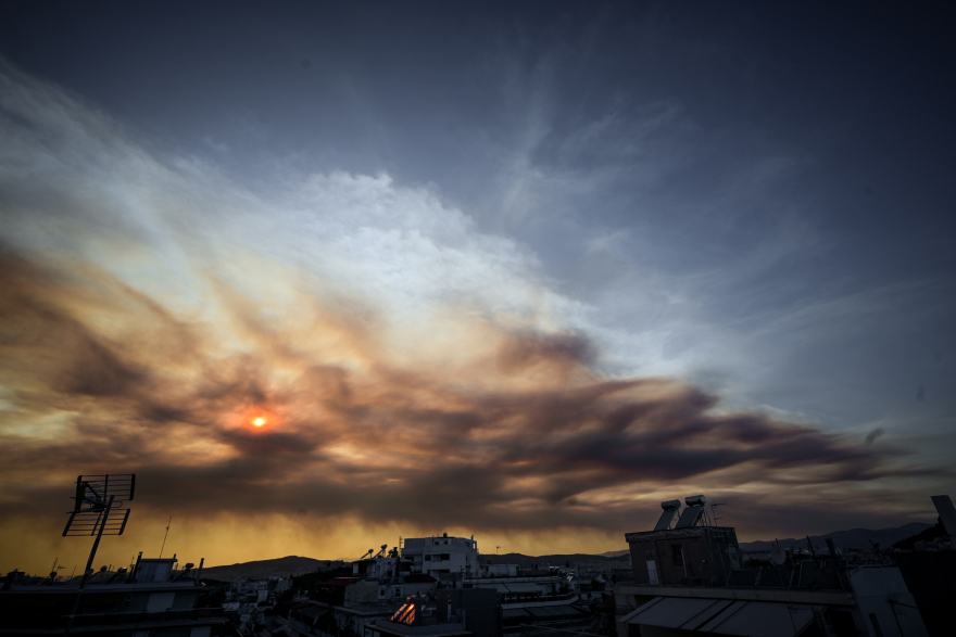Ολονύχτια μάχη με τις φλόγες σε Εύβοια και Ρέθυμνο - Δείτε βίντεο και φωτογραφίες