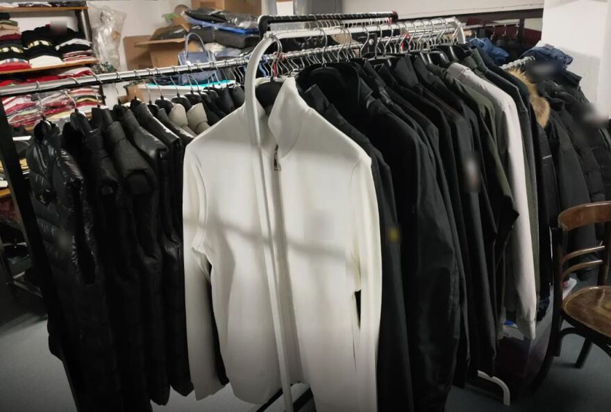 Θεσσαλονίκη: Εντοπίστηκε κατάστημα με πάνω από 5.000 «μαϊμού» προϊόντα ένδυσης και υπόδυσης - Δύο συλλήψεις