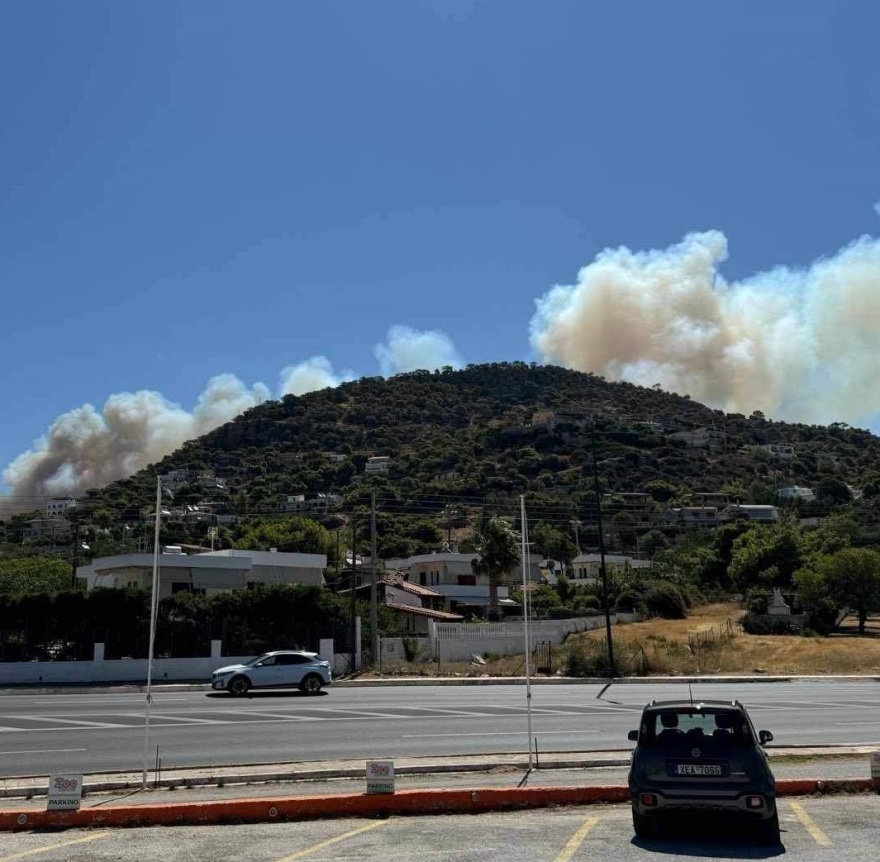 Φωτιά στην Αγία Μαρίνα Κορωπίου κοντά σε κατοικημένη περιοχή - Εστάλη 112 για εκκένωση οικισμών